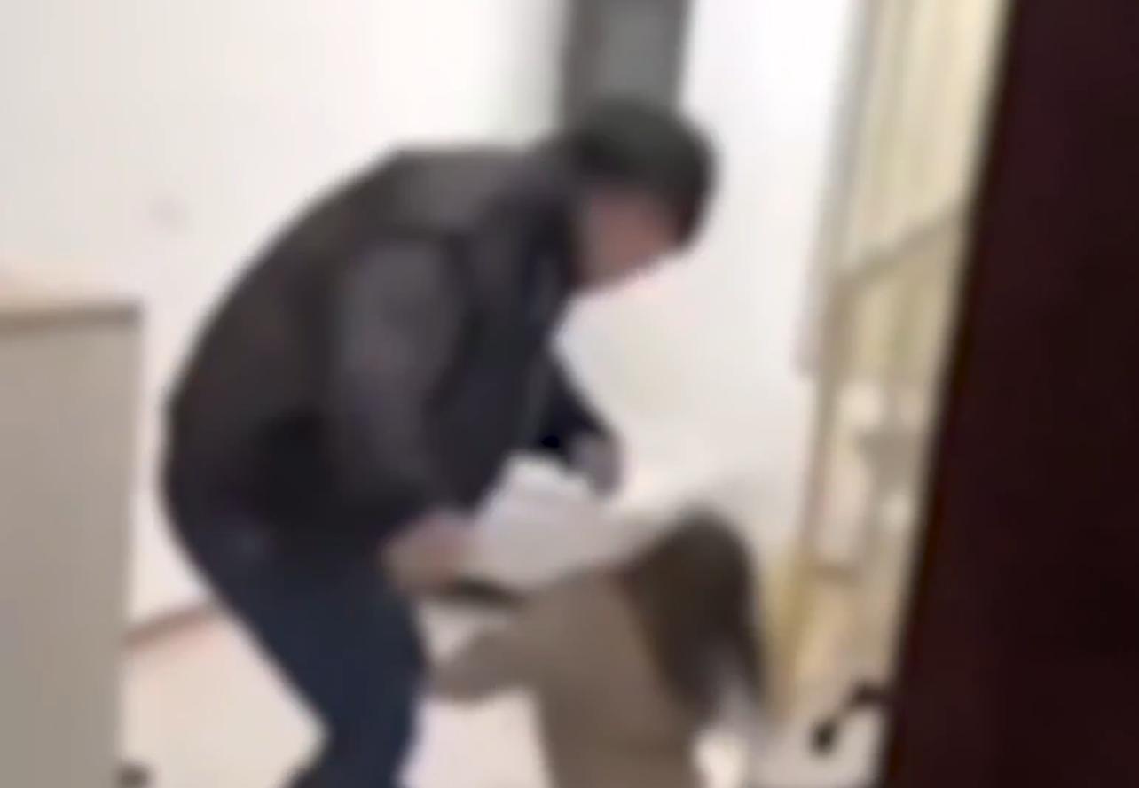 Kişi bütün əmanətlərini xərcləyən arvadını döyüb